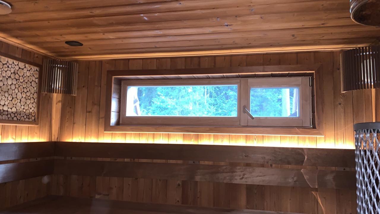 деревянное окно в сауну